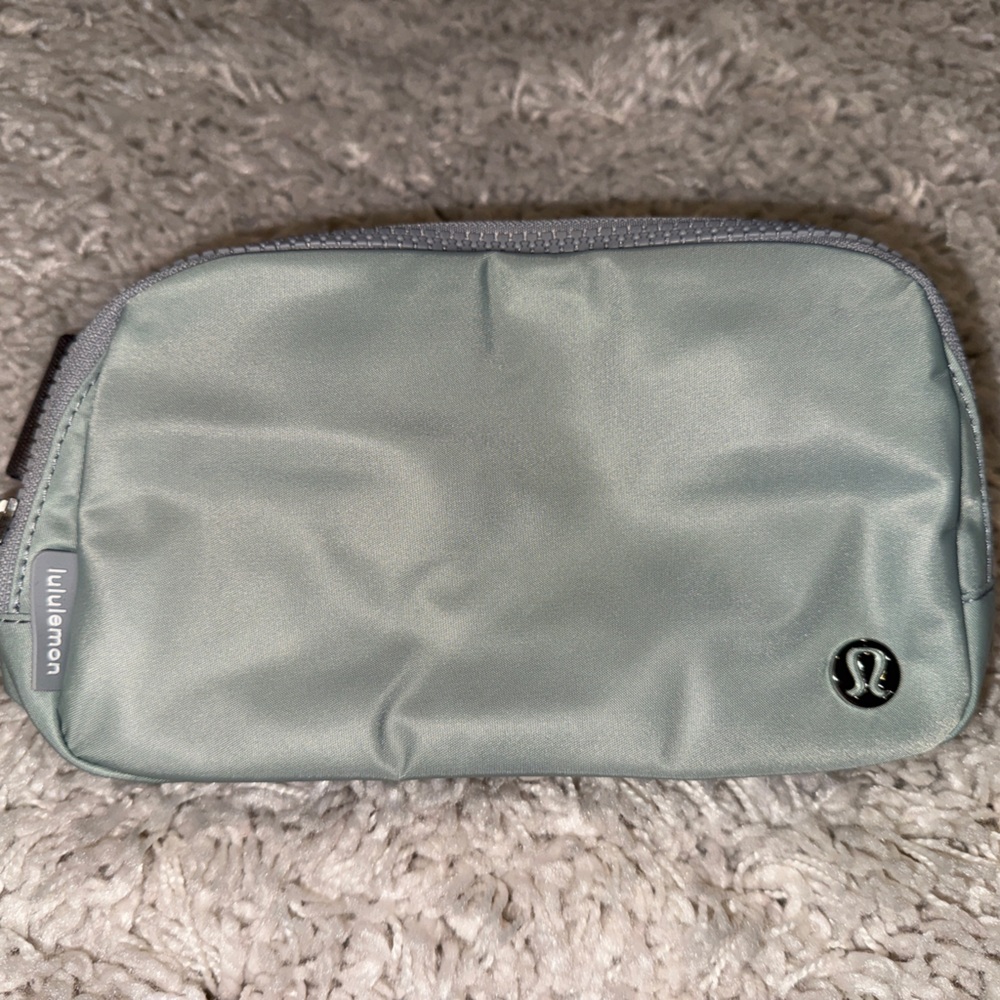 Lululemon Everywhere Belt Bag Gray Green Silver Drop Fanny pack NWT